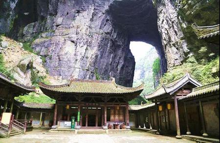 【重庆趣冬游】重庆、金佛山温泉、东方瑞士仙女山、冰雪城滑雪、武隆天生三桥、洪崖洞、磁器口古镇、李子坝轻轨、双动4天纯玩团
